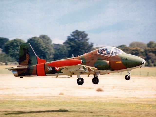 — — - Strikemaster airborne at Valleyfield for pylon racing, at the annual Skyrace event circa mid 1990s.