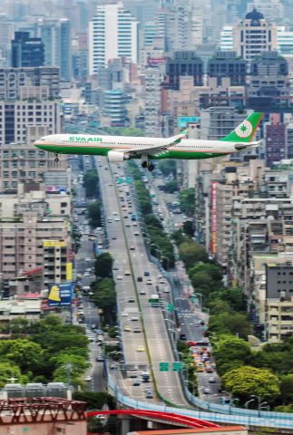 Airbus A330-300 (B-16336) - Vertical Panning. 