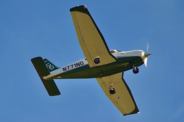 Piper Cherokee (N771ND)