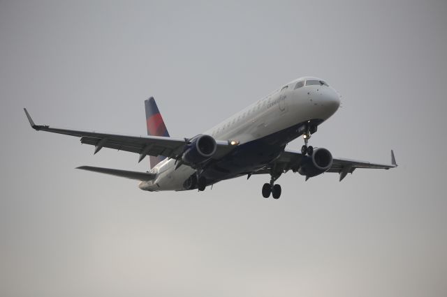 Embraer ERJ 175 (N604CZ)