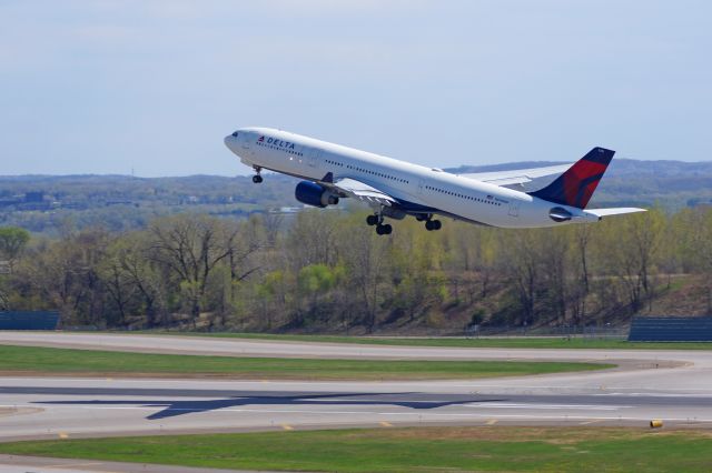 Airbus A330-300 (N810NW) - MSP - AMS