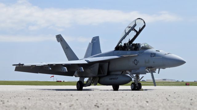 McDonnell Douglas FA-18 Hornet (16-6927)