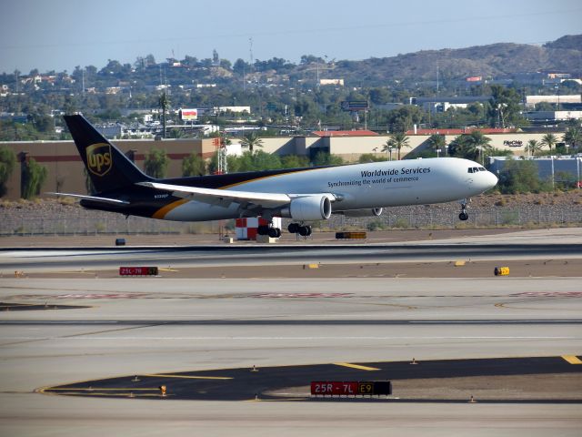 BOEING 767-300 (N339UP)