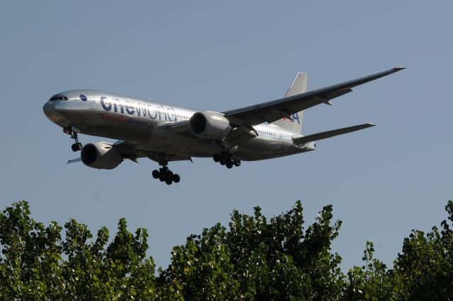 Boeing 777-200 (N791AN) - Early morning arrival. Short final for runway 28 at KORD.