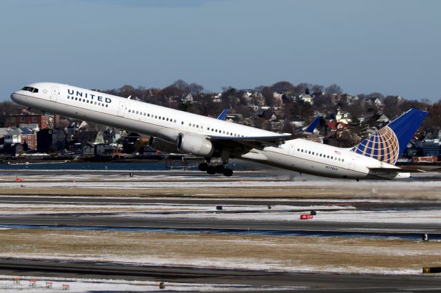 BOEING 757-300 (N77865) - UA 652 departing to Denver