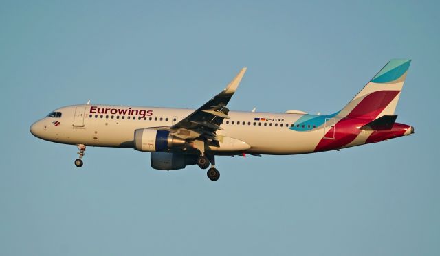 Airbus A320 (D-AEWR) - final approach to DUS/EDDL RWY 05R at sunset with tri-colour engine fairing original only light grey