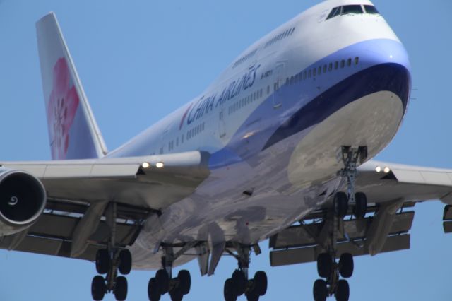 Boeing 747-400 (B-18211)