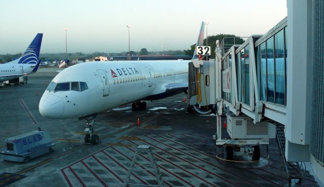 Boeing 757-200 (N698DL)