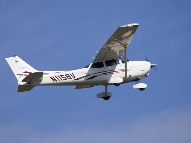 Cessna Skyhawk (N1158V) - A very nice Skyhawk taking off at Farmingdale. Equipped with Garmin 1000 avionics.