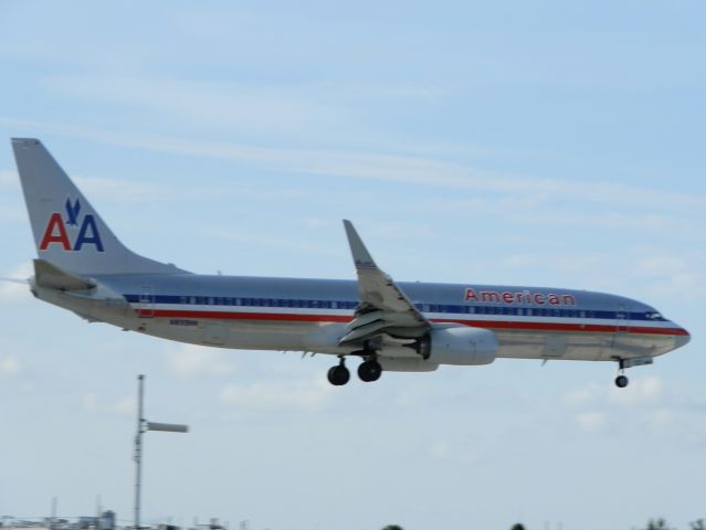 Boeing 737-800 (N899NN)