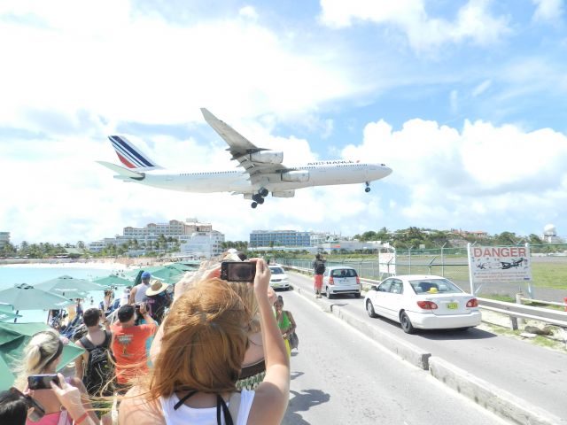 F-GLZM — - Sur la plage de Maho Beach. Une image qui va devenir vintage car Air France se sépare des dernier A340. Une photo de juillet 2013