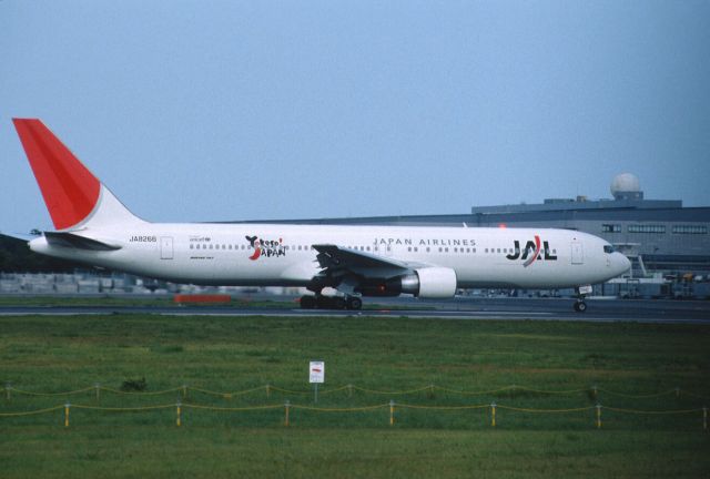 BOEING 767-300 (JA8266) - Departure at Narita Intl Airport Rwy16R on 2004/08/10