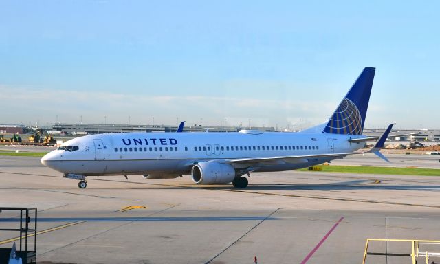 Boeing 737-800 (N77296) - United Airlines Boeing 737-824(WL) N77296 in Chicago 