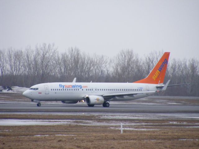 Boeing 737-800 (C-GDBX)