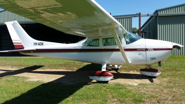 Cessna Skylane (VH-AOK)