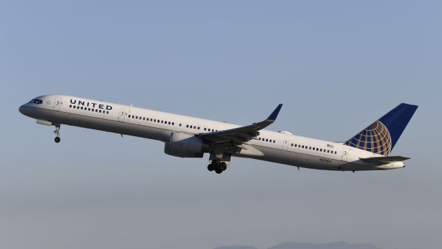 BOEING 757-300 (N57864) - Departing LAX on 25R