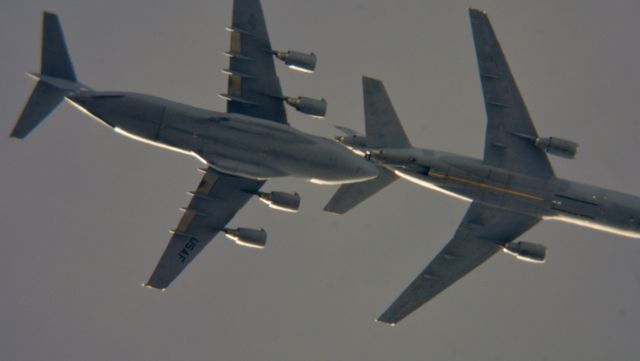 — — - Here you have (Quake 73) a USAF McDonnell Douglass KC-10 Exetender (Tanker) from McGuire AFB New Jersey Refueling A USAF C-117 Globemaster III south of Cleveland OH at 25,000 ft. 11.01.21 1:13 pm.  