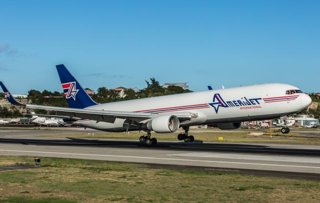 BOEING 767-300 (N237CM)