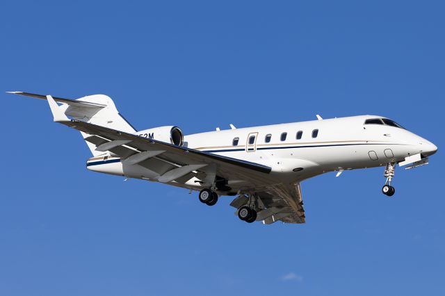 Bombardier Challenger 300 (N752M)