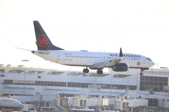 Boeing 737 MAX 8 (C-FSDQ)