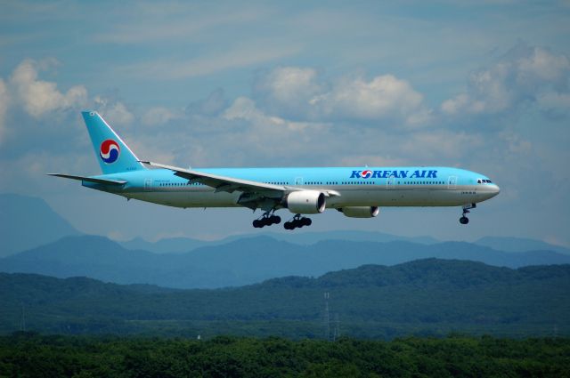 BOEING 777-300 (HL7534) - Shot Date:2013/07/13