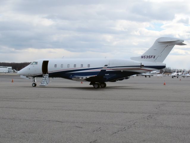 Bombardier Challenger 300 (N535FX)