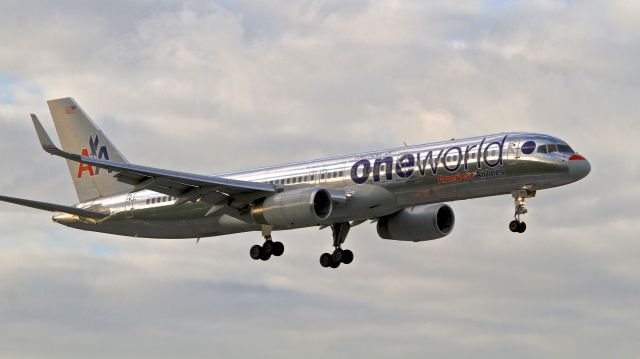 Boeing 757-200 (N174AA) - Short final for Rwy 9