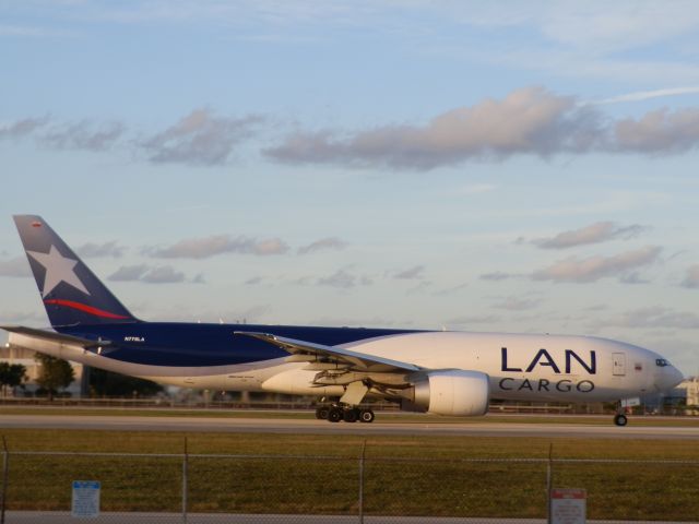 BOEING 777-200LR (N776LA)