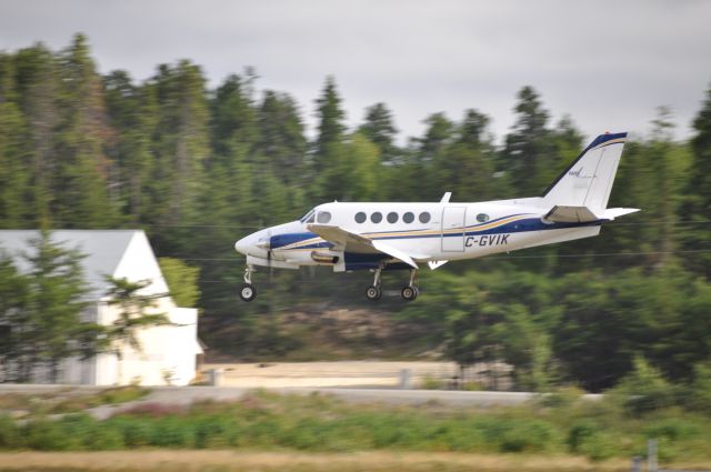 Beechcraft King Air 100 (C-GVIK) - MAX-150 à son arrivée à YEY le 28 août 2014