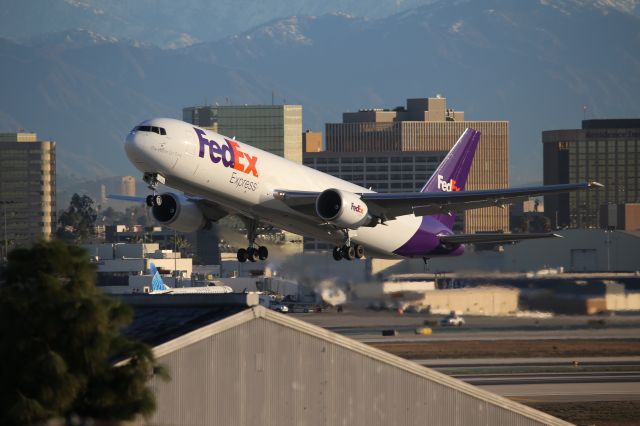 BOEING 767-300 (N272FE)