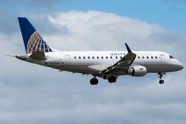 Embraer 170/175 (N632RW)