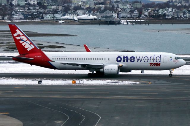 BOEING 767-300 (PT-MOC) - TAM 8165 to Sao Paulo taxiing out on 15R