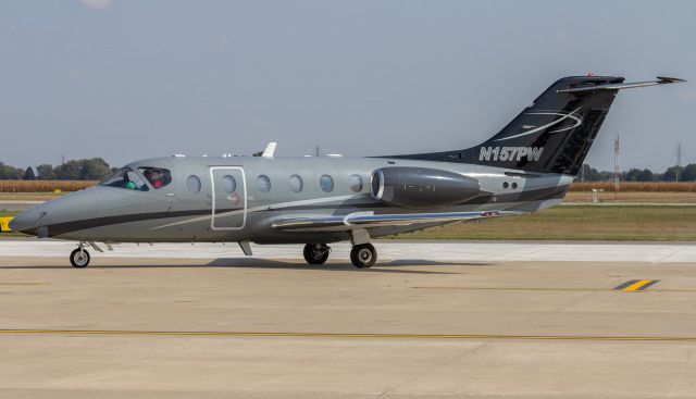 Beechcraft Beechjet (N157PW) - A Hawker Beechcraft 400 taxi's past, on it's way towards it's hanger.