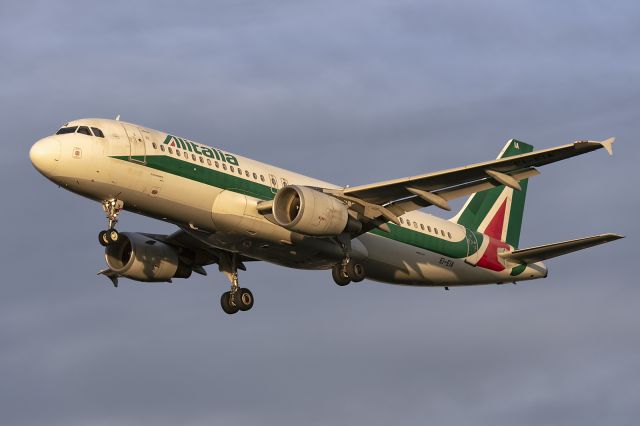 Airbus A320 (EI-EIA) - 2nd Feb., 2022: On short finals to runway 27L at London Heathrow. 