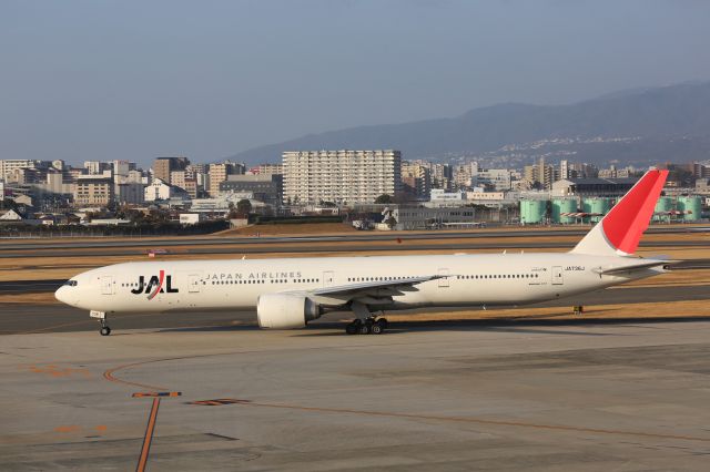 BOEING 777-300 (JA736J)