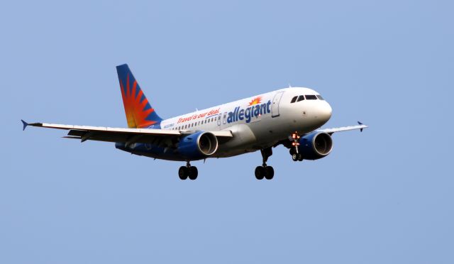 Airbus A319 (N331NV) - On final is this 2005 allegiant Airlines Airbus A319-111 in the Autumn of 2020.