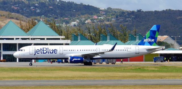 Airbus A321 (N952JB)