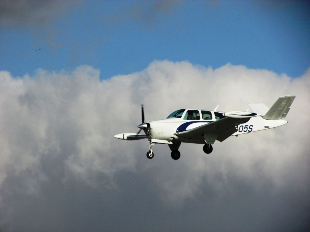 Beechcraft 35 Bonanza (N9405S) - Landing RWY 30