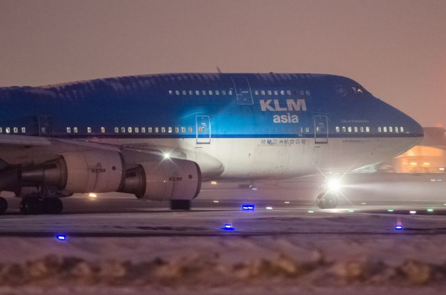 Boeing 747-200 (PH-BFP) - KLM 747 PH-BFP departure at night with snow on top.