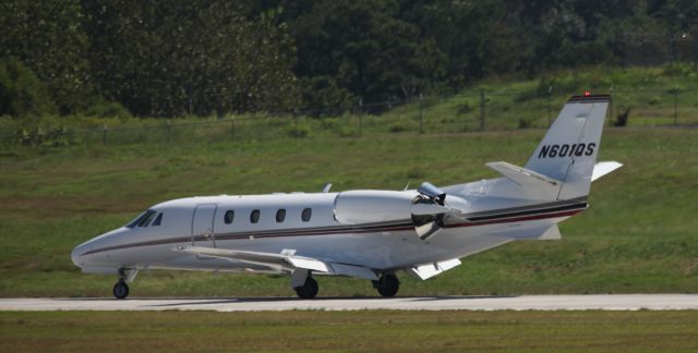 Cessna Citation Excel/XLS (N601QS) - Flaps down and reverse thrusters engaged, slowing down to make a left turn