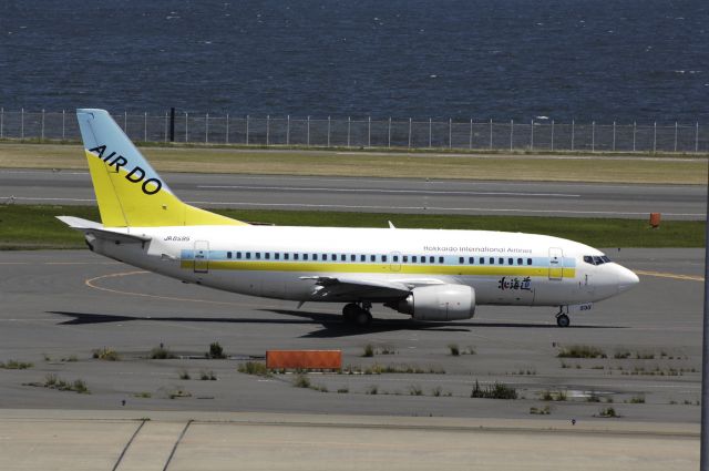 Boeing 737-500 (JA8595) - Taxing at Haneda Intl Airport on 2013/05/31 "Hokkaido Logo"