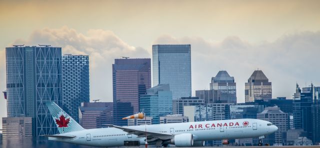 BOEING 777-300ER (C-FNNU)