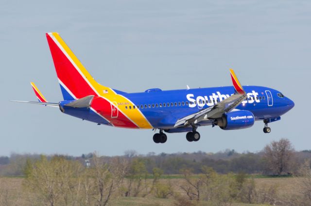 Boeing 737-700 (N461WN) - Southwest 2359 glides over the threshold to DSM's Runway 5 to conclude her flight from St. Louis. Photo taken April 17, 2020 at 12:12 AM with Nikon D3200 at 270mm.