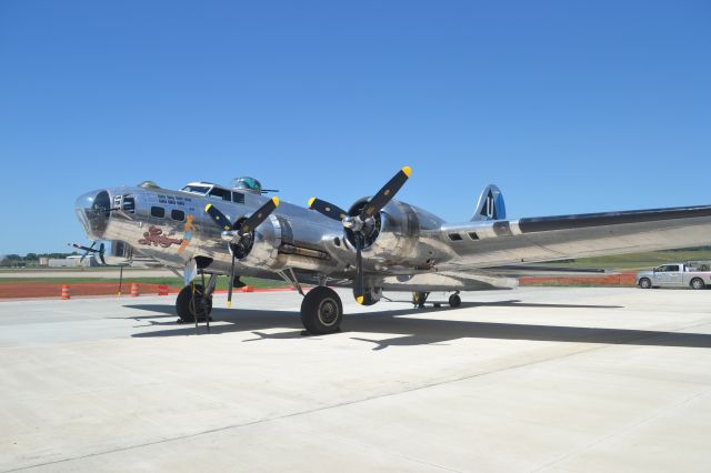 Boeing B-17 Flying Fortress (N9323Z) - Boeing B-17G "Sentimental journay" preparing for Media flight after arriving in Sioux Falls SD prior to the Sioux Falls Airshow