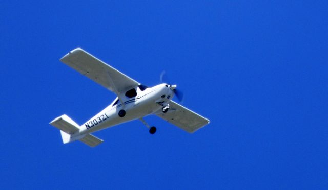 Cessna Skycatcher (N30321) - Shown here is a Cessna Skycatcher on this VFR day in the Spring of 2016.