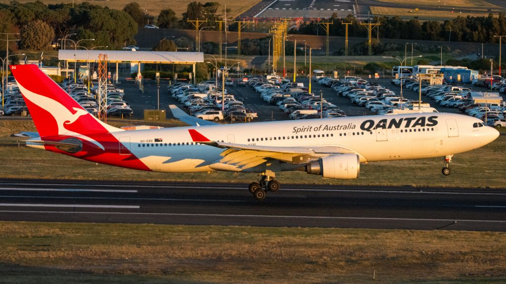 Airbus A330-200 (VH-EBO)