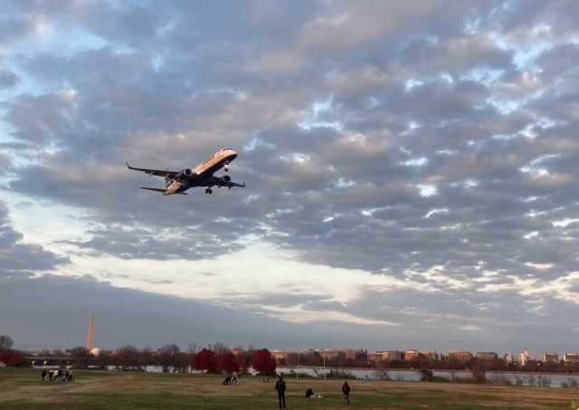 Boeing 737-800 (N76508) - River Visual RY19