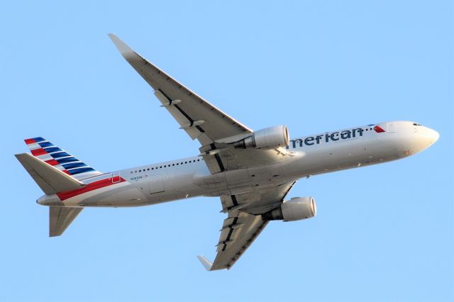 BOEING 767-300 (N383AN)
