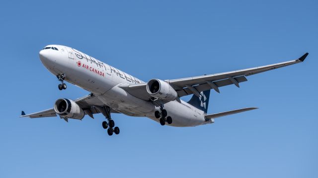 Airbus A330-300 (C-GHLM) - Landing 24L