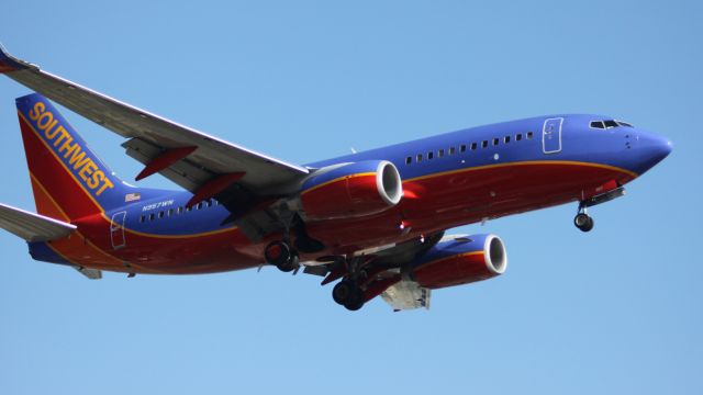 Boeing 737-700 (N957WN) - Landing 24R, 08/08/2012